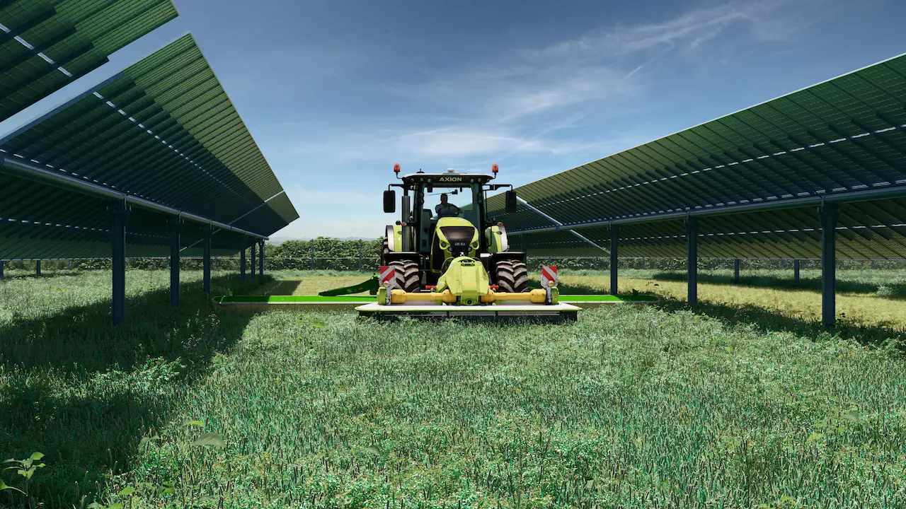 Agri-PV-Projekt: Ein Butterflymäher zwischen Reihen von Solarmodulen